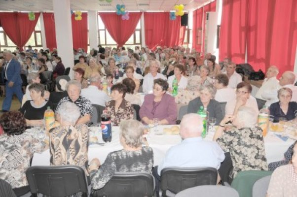 Bătrânii din Cernavodă au făcut chef